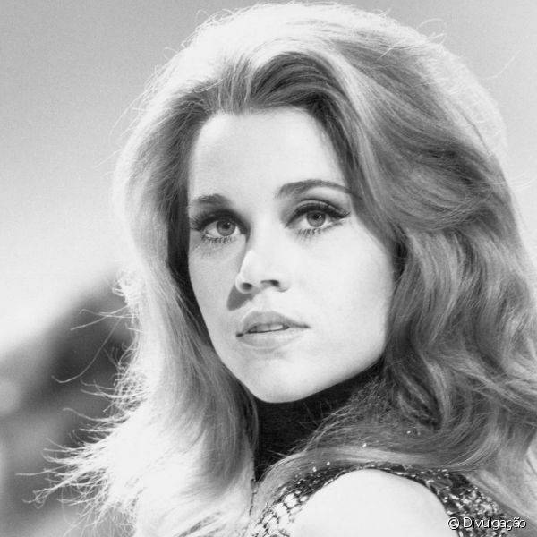 O côncavo também ganhava espaço nas makes de Jane Fonda, sendo acentuado com um pouco de sombra nessa zona